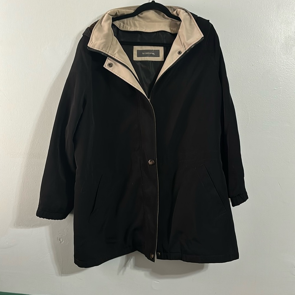 Liz Claiborne size XL has pockets on each side.  Removable hood.